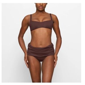 SKIMS SHAPING SWIM RUCHED UNDERWIRE BIKINI TOP